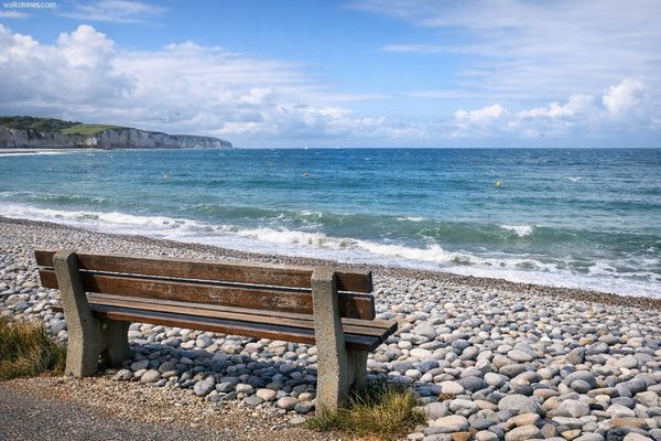 Plage de galets sur le littoral normand, caractéristique des plages de Dieppe avec une profondeur et un dénivelé un peu moins marqués