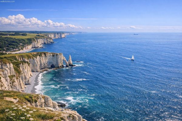 La mer vue depuis le haut d'une falaise avec vue sur la falaise d'Aval (à côté d'Étretat)