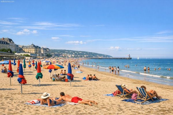 Plage de sable inspirée de celle de Deauville sous une lumière estivale de milieu de matinée