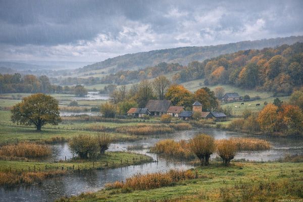 Vallons humides du Pays de Bray avec une ambiance automnale et sous la pluie