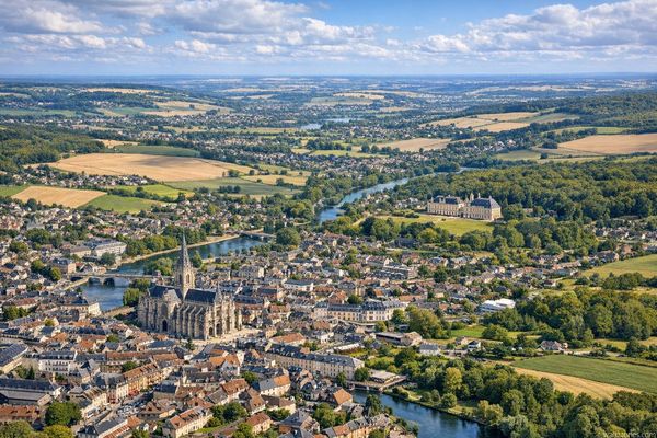 Le Pays d'Évreux, avec vue sur une ville inspirée d'Évreux