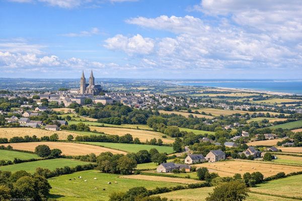 Vue panoramique du Pays de Coutances, avec vue sur une ville inspirée de Coutances