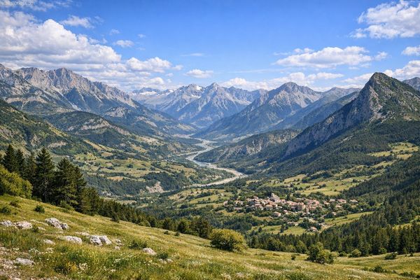 Paysage des Préalpes et Alpes du Sud dans le Nord-Est de la Provence