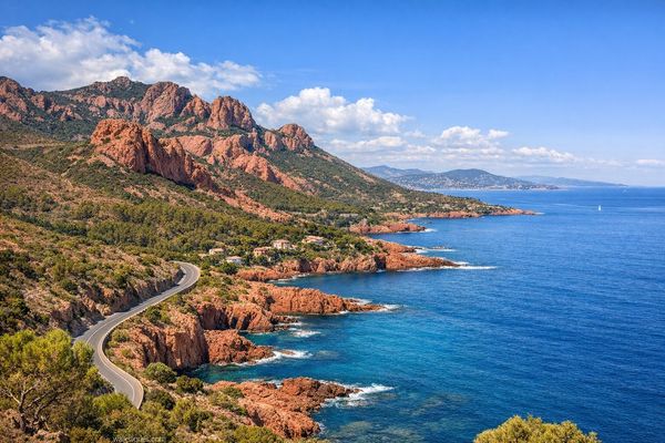 Le massif de l'Estérel depuis le littoral