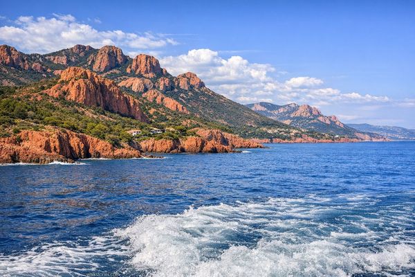 Le massif de l'Estérel depuis la mer Méditerranée